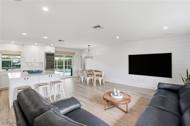 Building Photo - 6163 Plumosa Ave