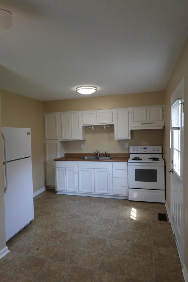 Building Photo - 126 Henry Ct