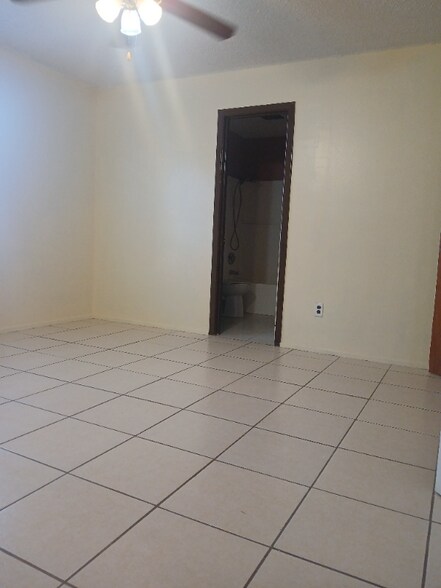 Building Photo - 2623 Dahlgreen Ave