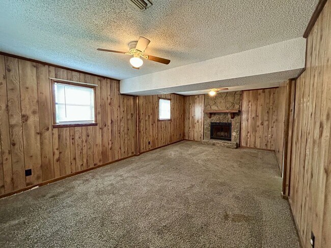 Building Photo - 1 Robin Ct