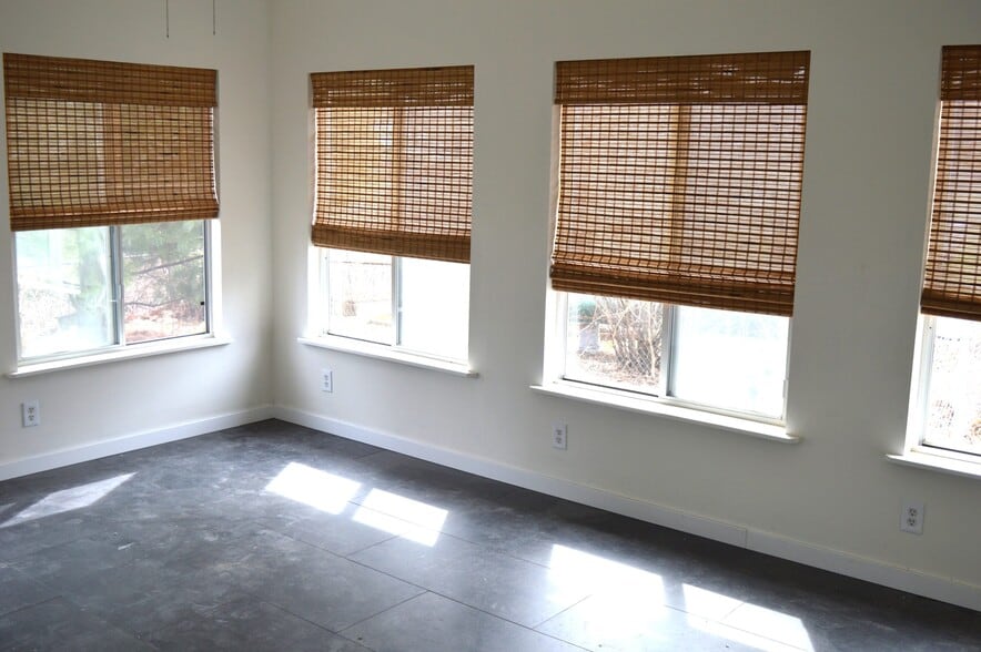 Building Photo - 425 Mineau Pky