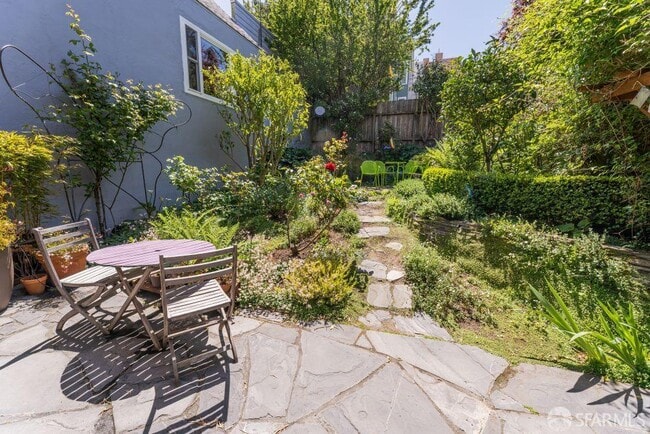 Building Photo - 325 Clipper St