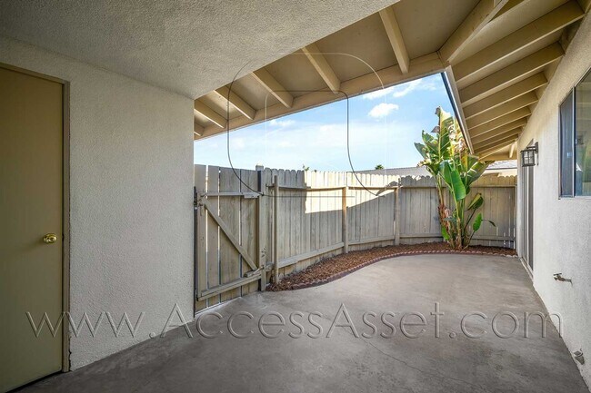 Building Photo - 41012 Beachwood Ave