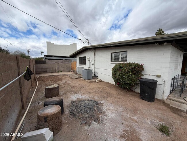 Building Photo - 717 E Granada Dr