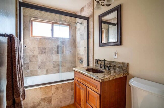 Building Photo - 751 Toyon Dr