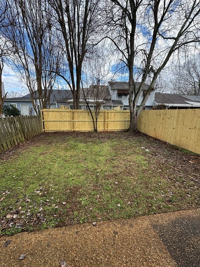 Building Photo - 3 Bedroom Townhome in Hixson Tennessee! Pet-friendly!