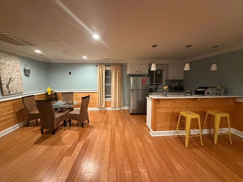 Building Photo - 1142 Victoria Rd