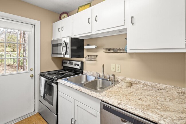 Building Photo - Two Bedroom Apartment - Great North Ashevi...