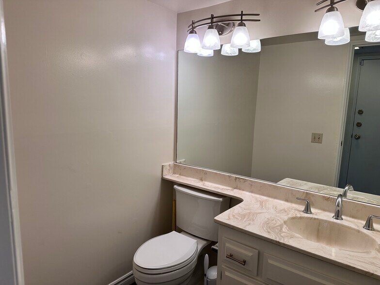Building Photo - 3218 Tannencrest Dr