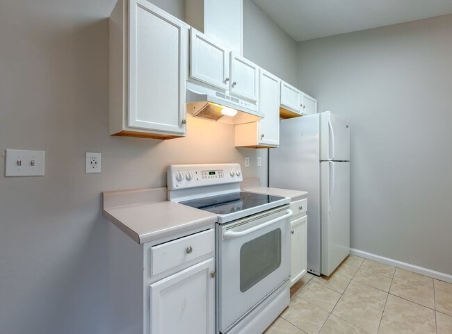Building Photo - LOVELY SE 3/2 w/ New Paint, Fireplace, Fenced Yard, Vaulted Ceilings, Washer/Dryer, & No Carpet! ...