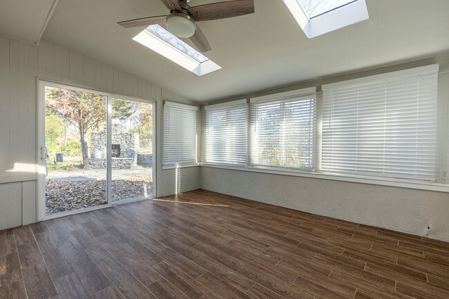 Building Photo - 2144 Lakeside Dr