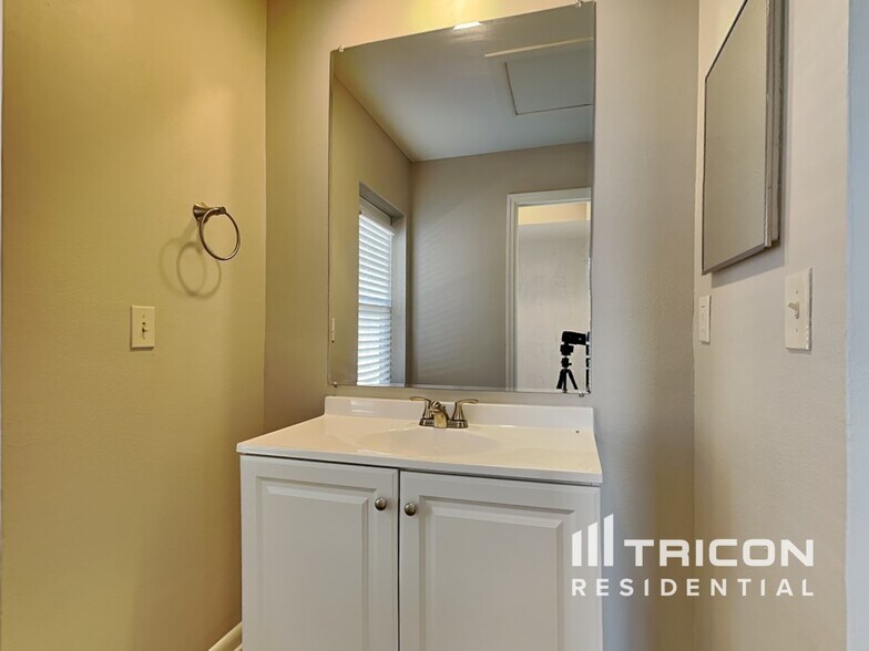 Building Photo - 646 Pine Forest Dr