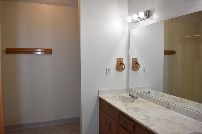 Building Photo - 2811 Pine Cone Ln