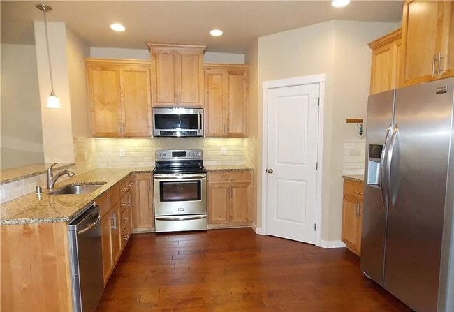 Building Photo - 3 bedroom town home in perfect location