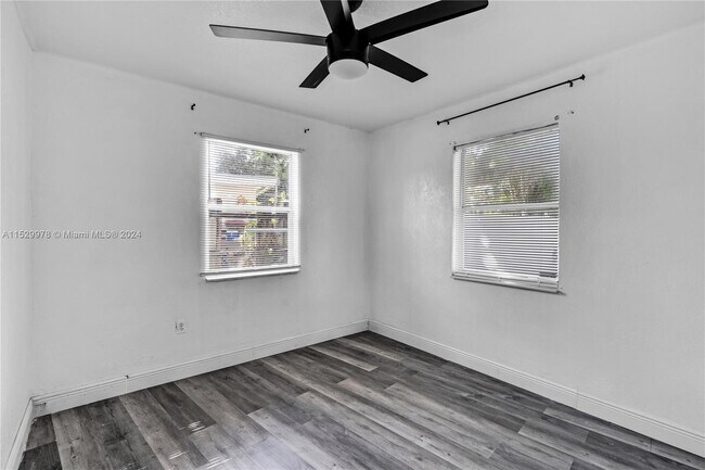 Building Photo - 420 S 61st Terrace