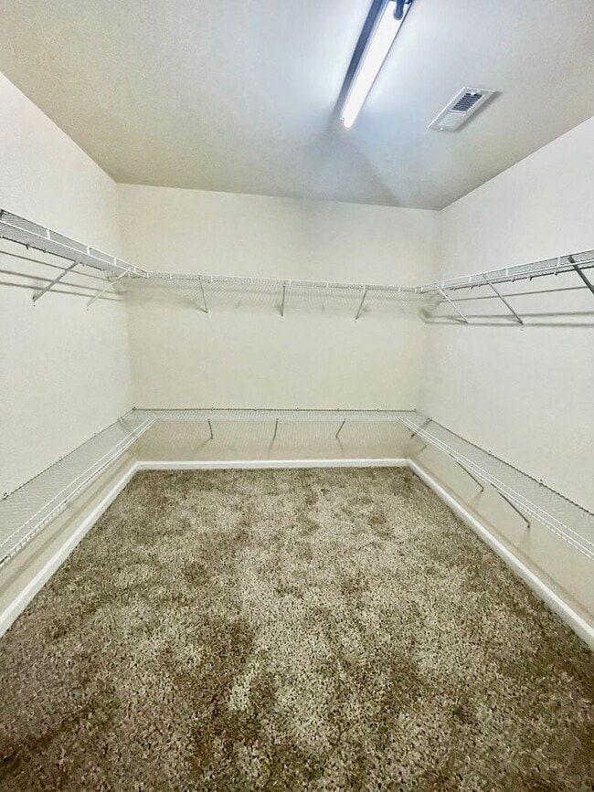 Building Photo - Stunning 5-bedroom, 2.5-bathroom home | Lo...