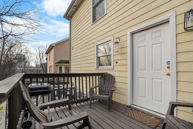 Building Photo - 914 Warren St