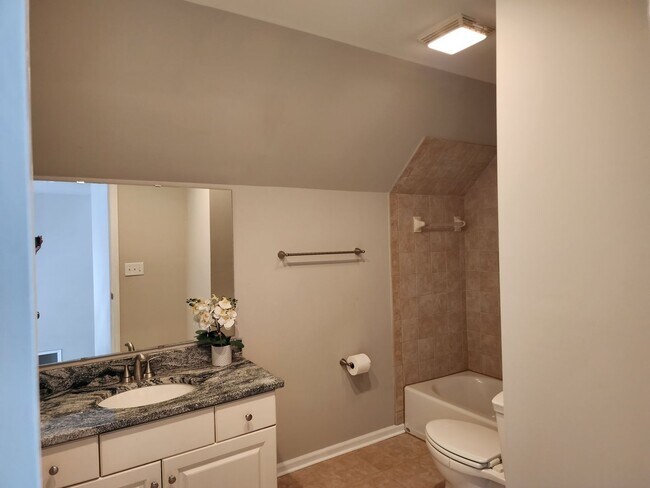 Building Photo - Lakeview Home!