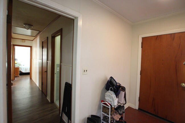 Building Photo - Spacious 4 Bedroom 2 Bath Home!