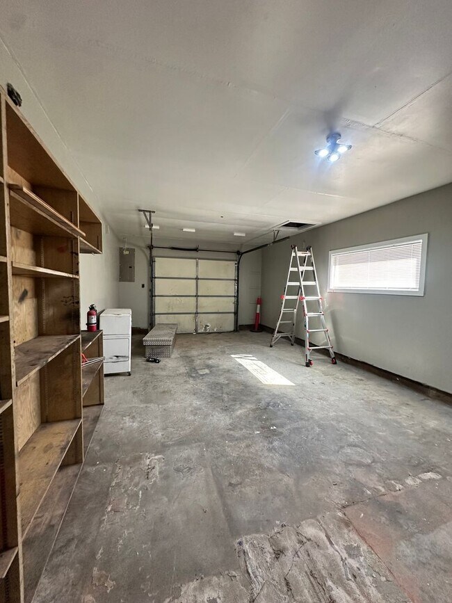 Building Photo - 3 Bedroom 1 Bath home * Owner Updates $600 OFF FIRST MONTHS RENT