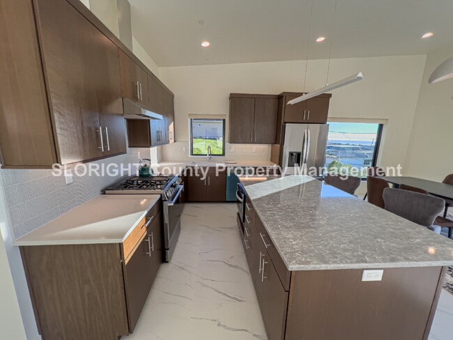 Building Photo - AVAILABLE NOW - Luxury Ocean-View Home in Prime Morro Bay Location - 3 Bed / 3 Bath