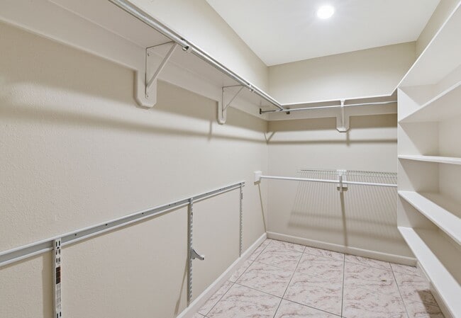 Building Photo - 8515 Leafdale Dr