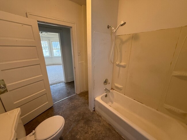 Building Photo - $900 - 2 Bed 1 Bath House