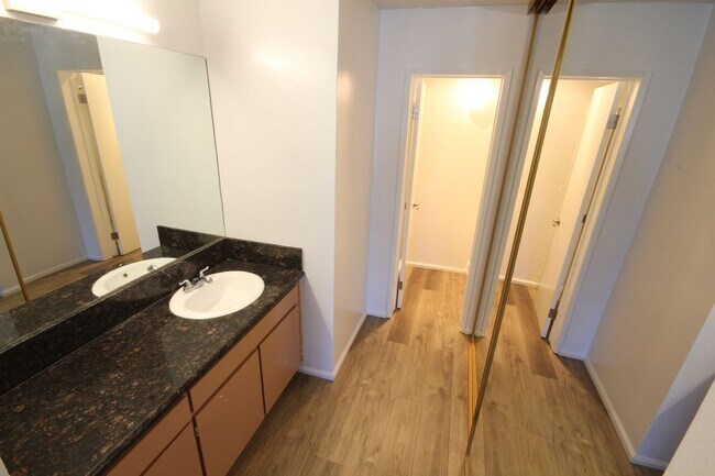 Building Photo - Large 2-bedroom condo at the Plaza Condos in Pacific Beach