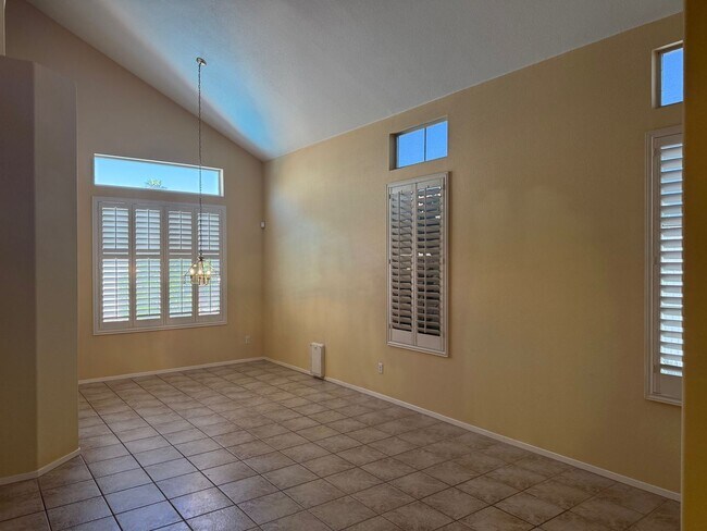 Building Photo - Beautiful Home with Pool near Tropicana and Buffalo
