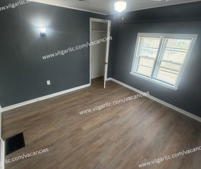 Building Photo - 4-bedrooms, 1-Bath - 2-floor Duplex Home