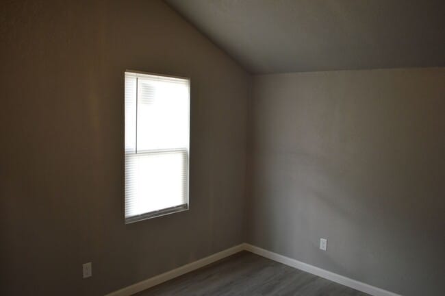 Building Photo - Centrally Located One Bedroom Duplex