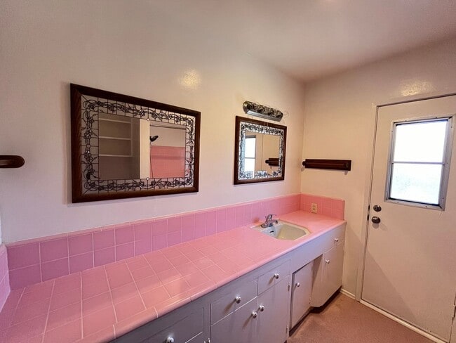 Building Photo - 215 S D St