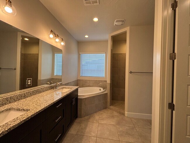 Building Photo - SPACIOUS SINGLE LEVEL HOME IN WASHINGTON FIELDS FOR RENT!