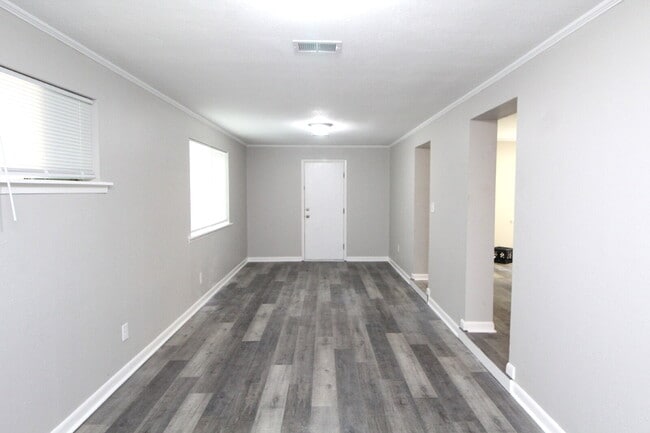 Building Photo - Move-In Ready 3-Bed Home with New Flooring...