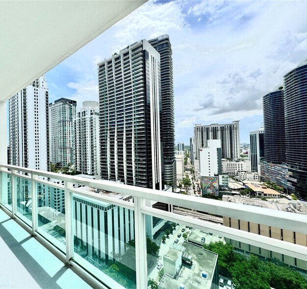 Building Photo - 951 Brickell Ave