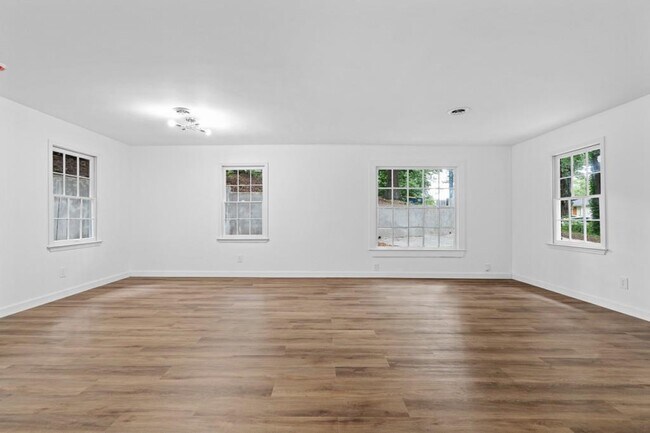 Building Photo - 3124 Shirley Dr