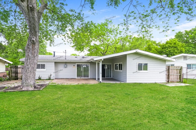 Building Photo - 3190 Kingsley Dr