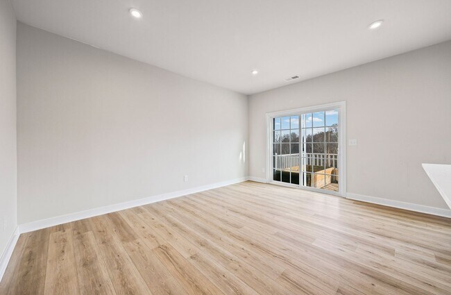 Building Photo - Like new 3-bed, 2.5 bath townhome in Cramerton Mills Parkway!