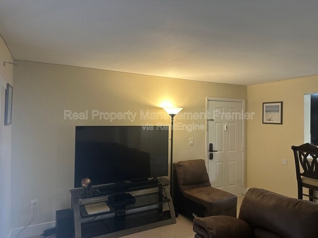 Building Photo - 9491 Palm Cir S