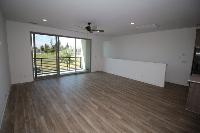 Building Photo - 2707 E Tamarind Dr