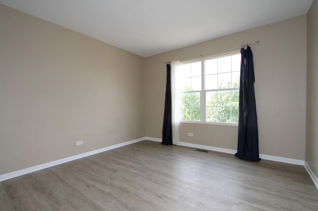 Building Photo - 24313 White Oak Dr