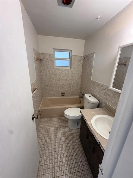 Building Photo - 1235 W River Dr
