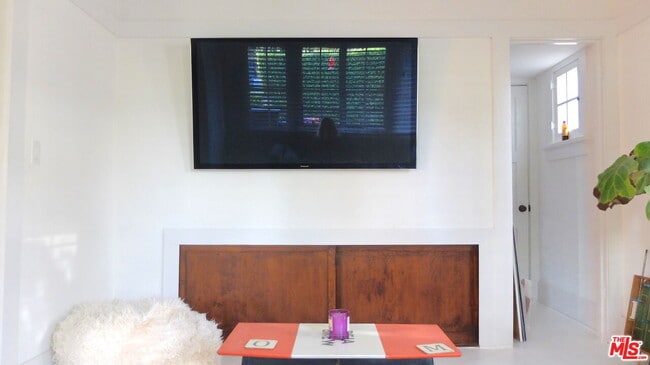 Building Photo - 2417 Walgrove Ave