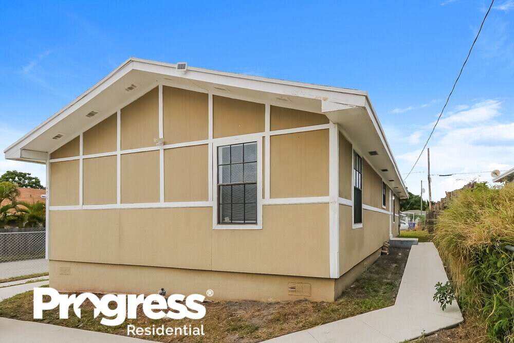 Building Photo - 1496 W 31st St