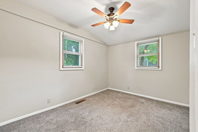 Building Photo - 131 Oak Dr