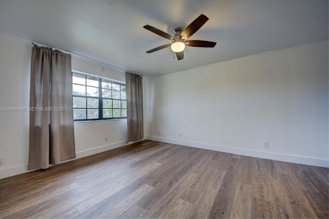 Building Photo - 1960 Bayberry Dr