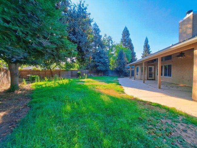 Building Photo - Elegant 4 Bedroom Home w/ Upstairs Loft Mo...