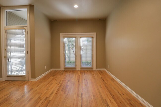 Building Photo - 1 Bed | 1.5 Bath Near Downtown Tulsa!