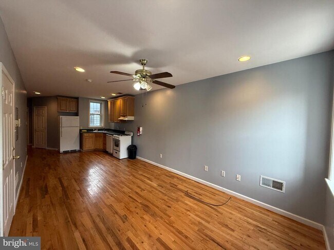 Building Photo - 1543 W Thompson St