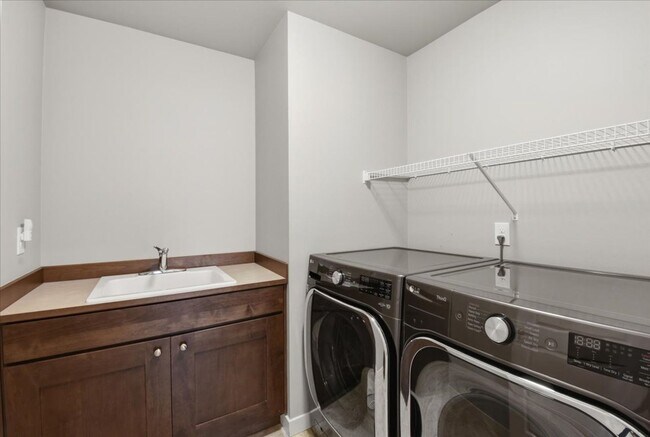 Building Photo - 4bd/4.5ba Sammamish Home